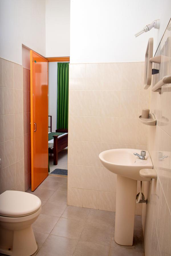 Vishmee Holiday Inn Embilipitiya Exteriör bild