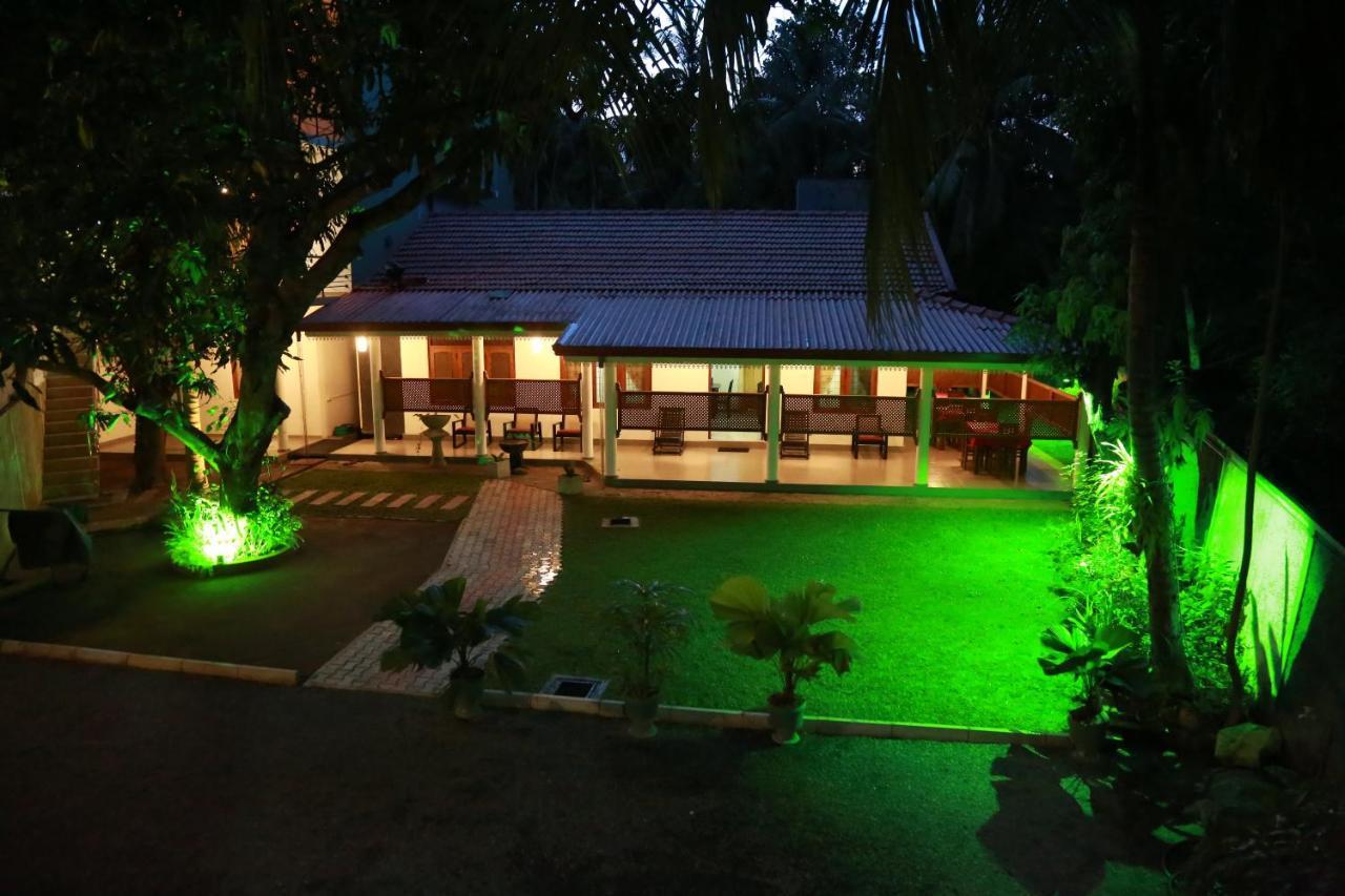 Vishmee Holiday Inn Embilipitiya Exteriör bild