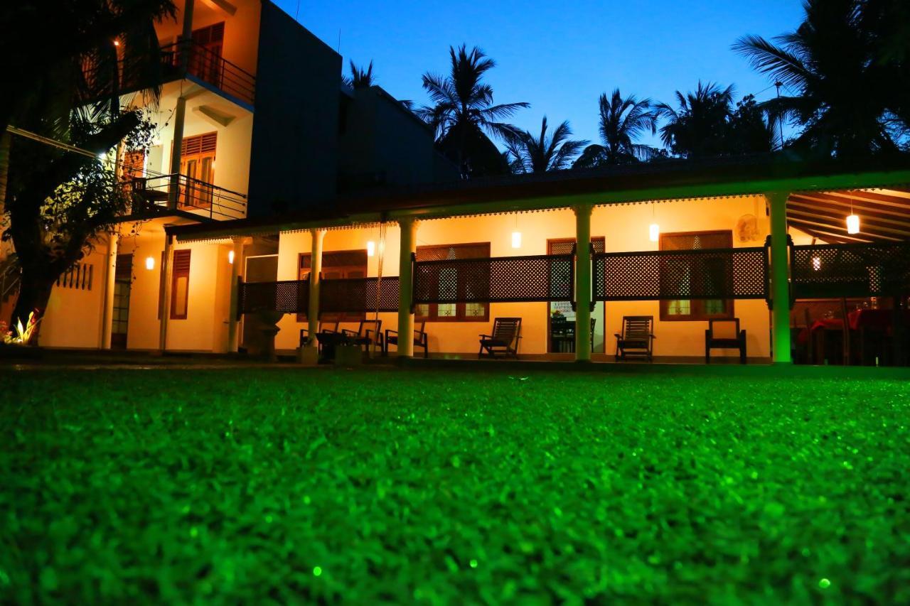 Vishmee Holiday Inn Embilipitiya Exteriör bild