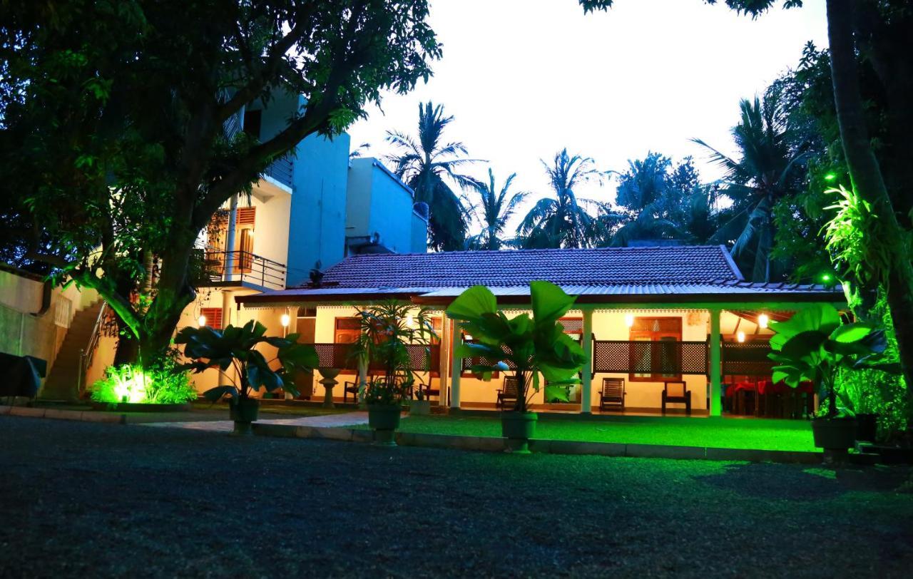 Vishmee Holiday Inn Embilipitiya Exteriör bild