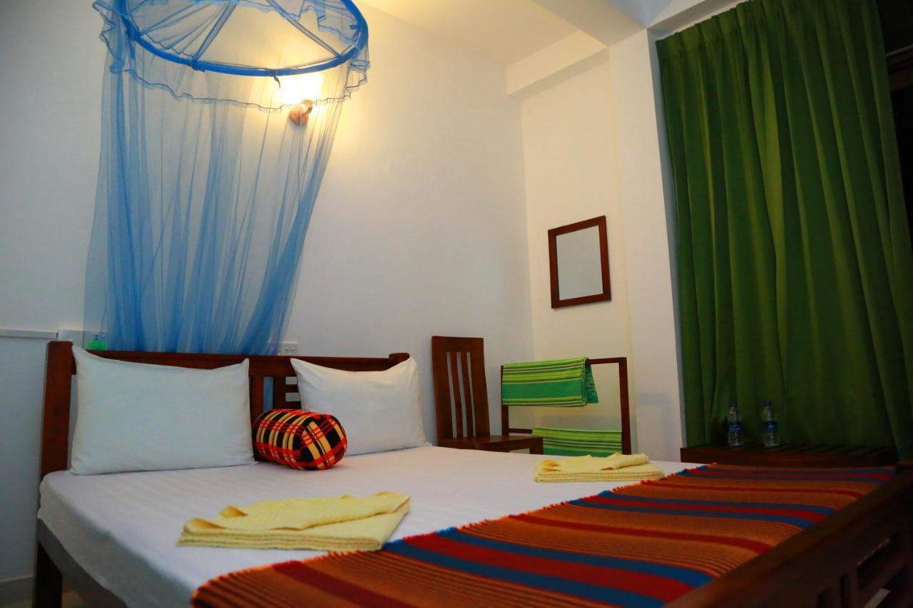 Vishmee Holiday Inn Embilipitiya Exteriör bild