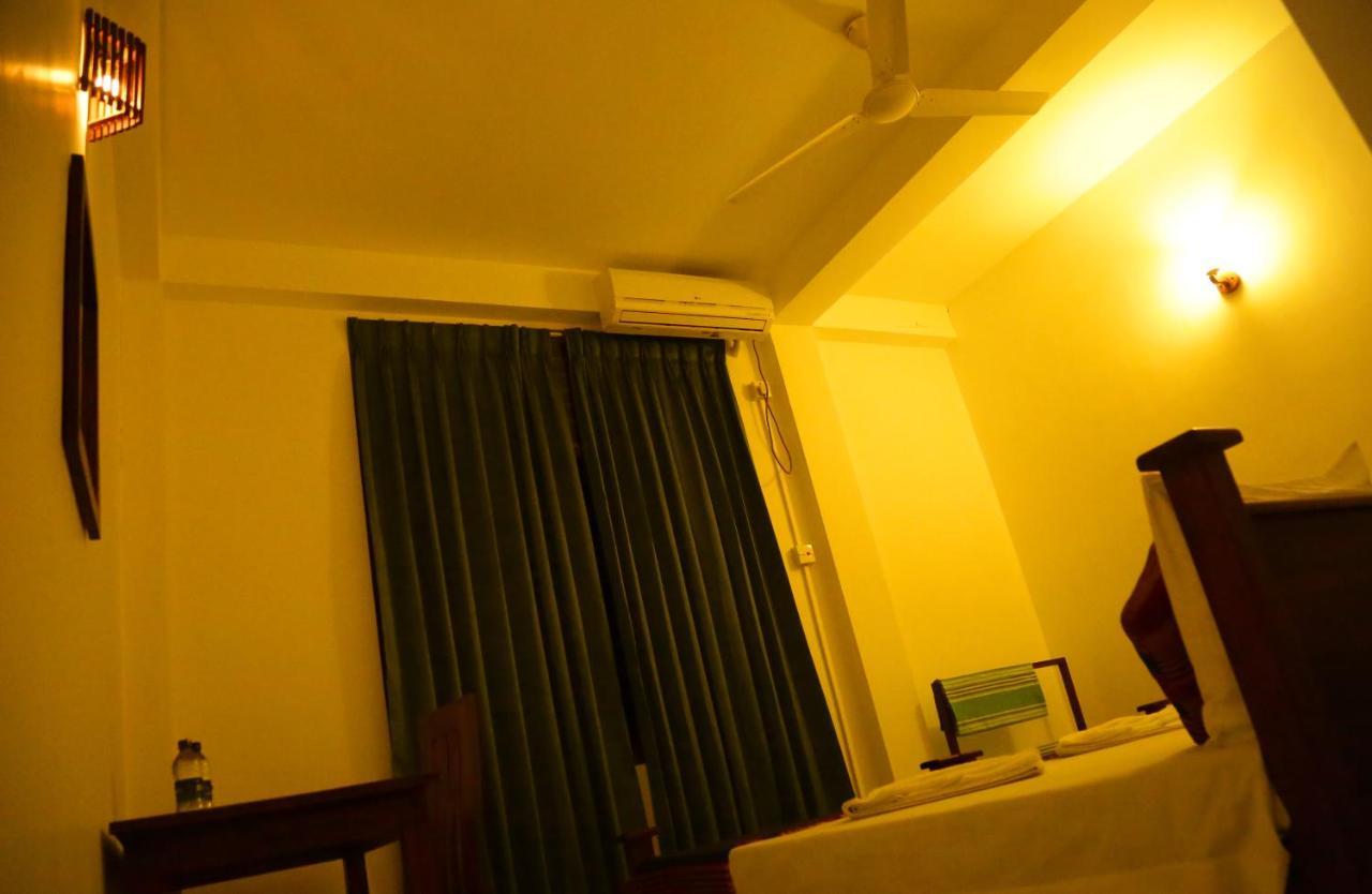 Vishmee Holiday Inn Embilipitiya Exteriör bild