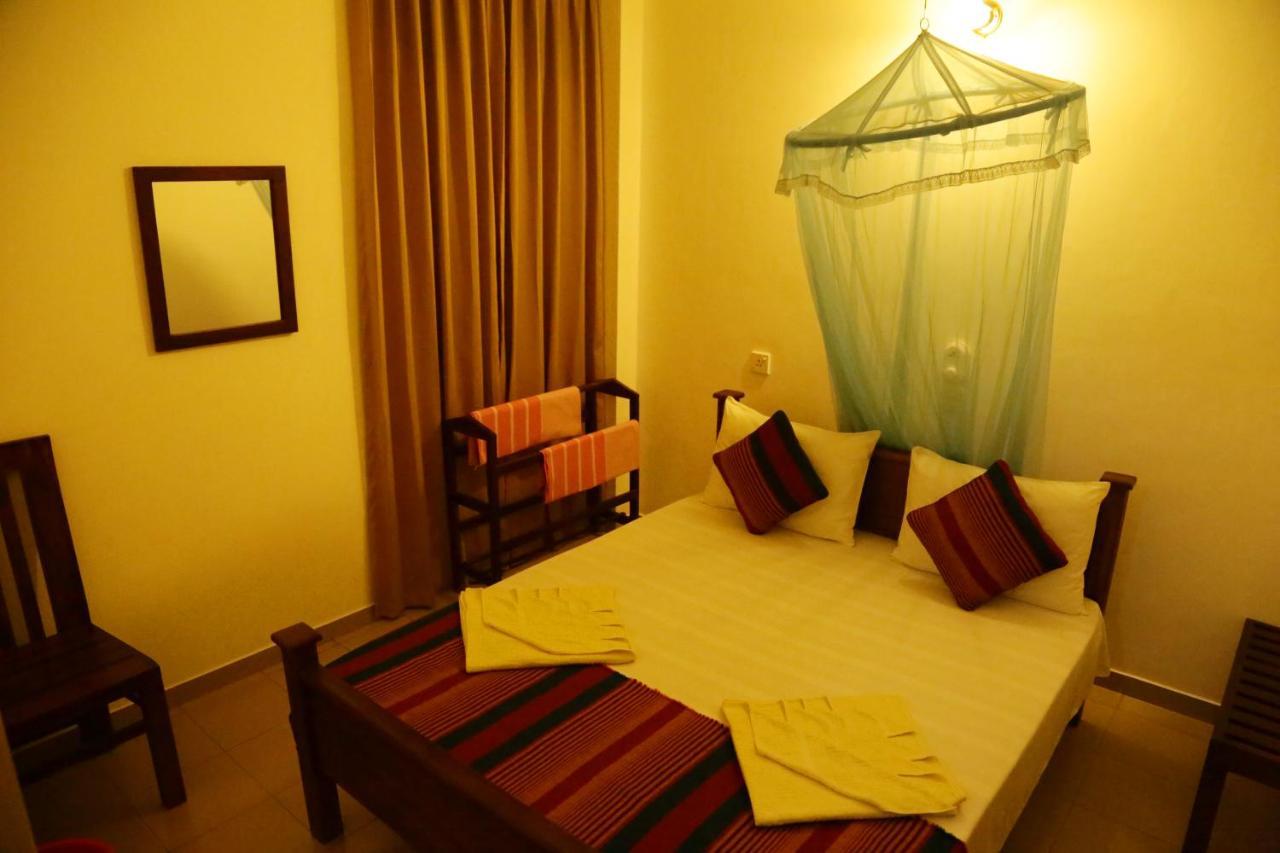 Vishmee Holiday Inn Embilipitiya Exteriör bild